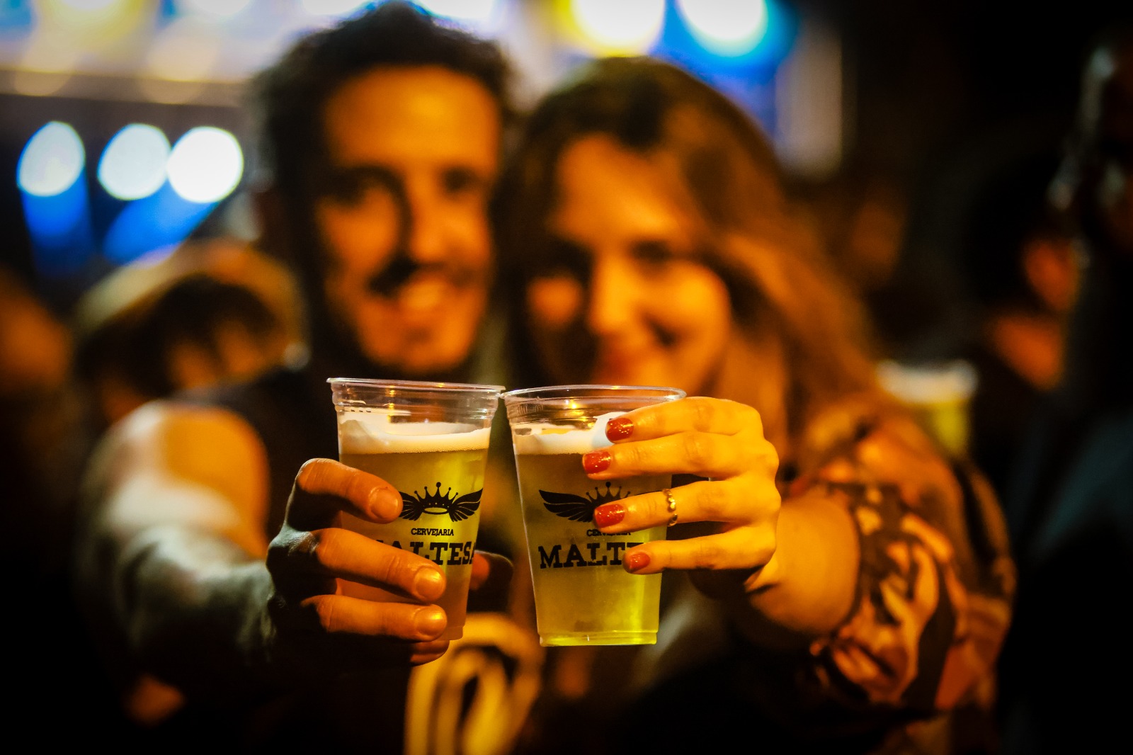 Brinde com copos Maltesa em evento ao ar livre