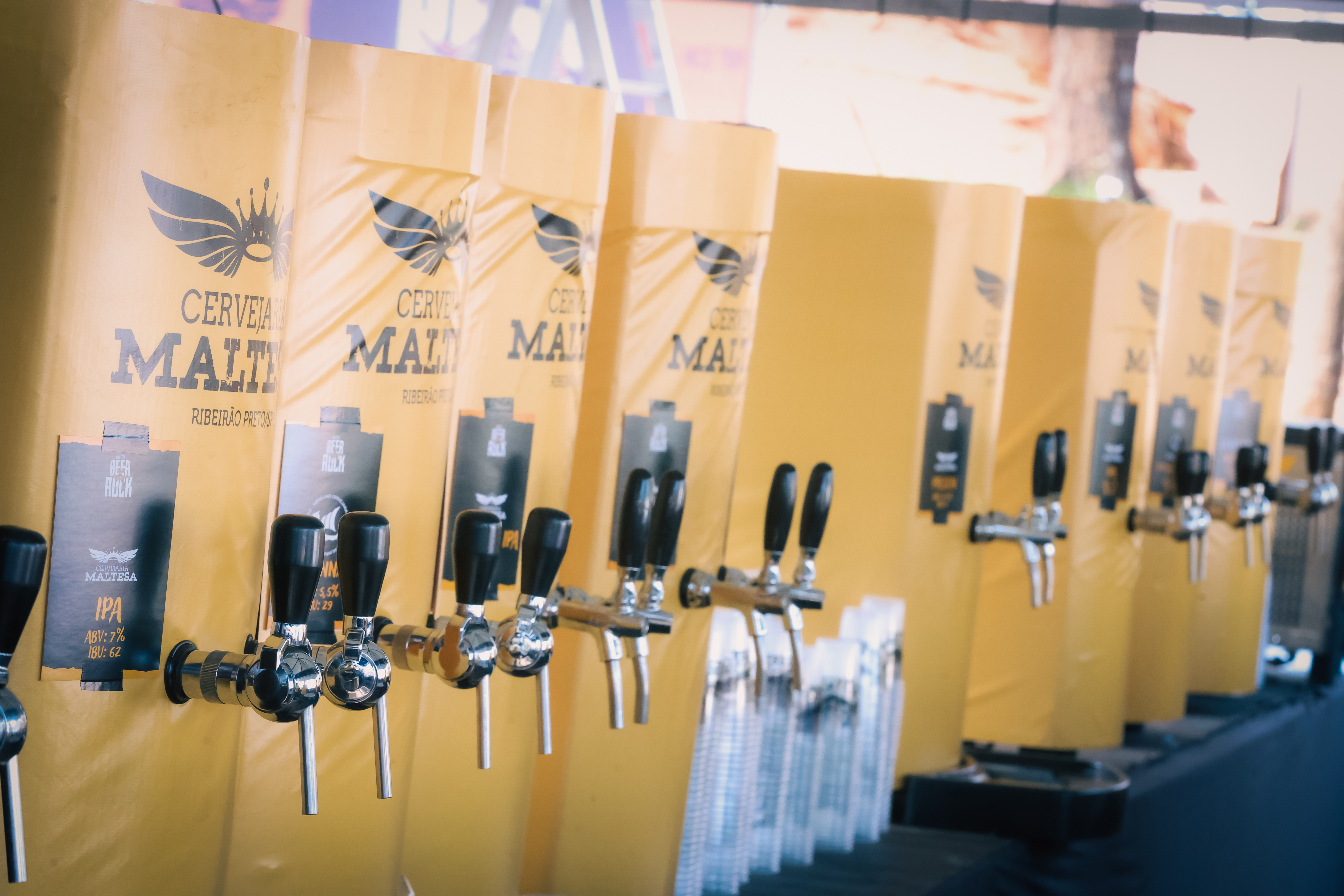 Chopeira Maltesa servindo chope em evento