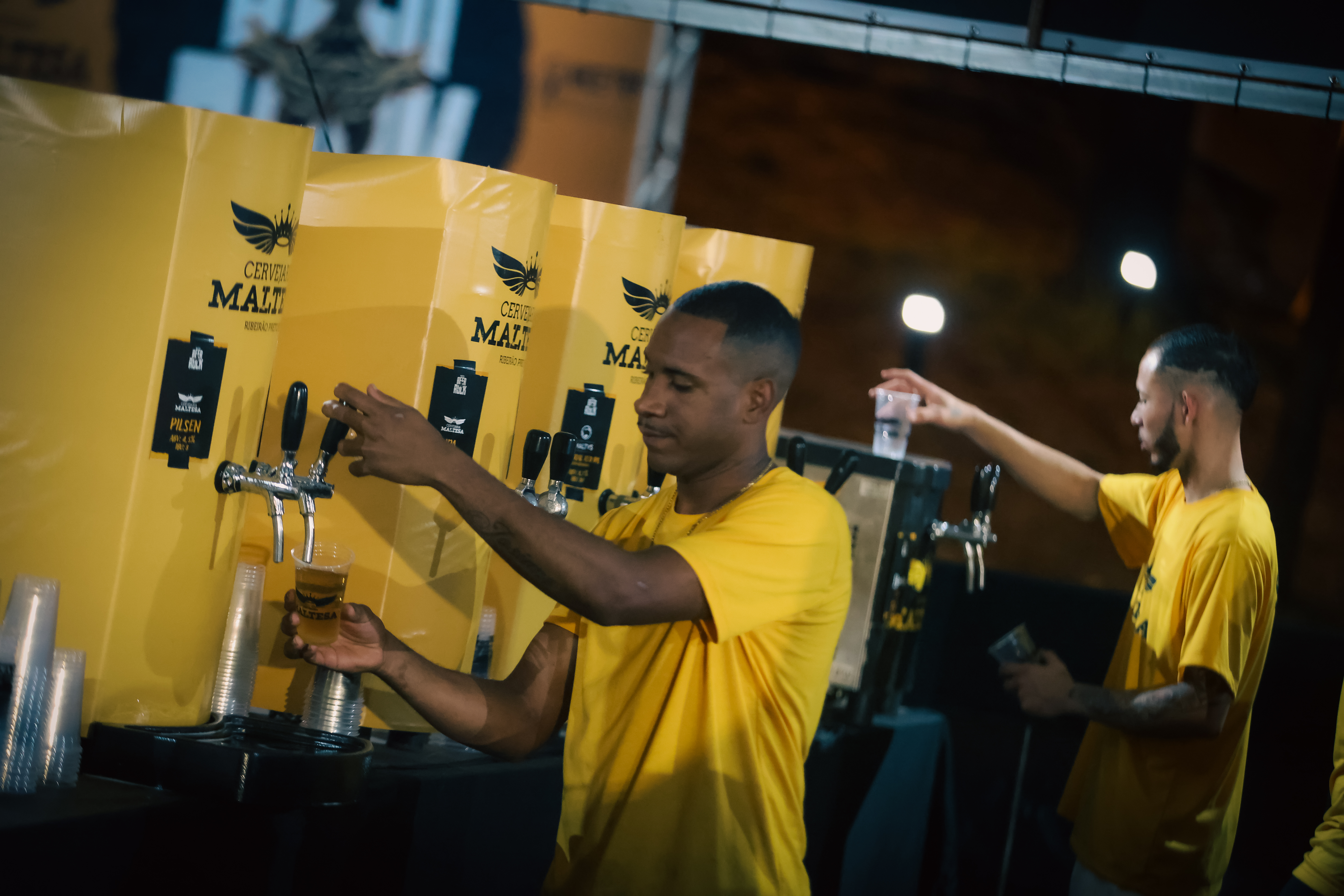 Equipe Maltesa servindo chope em grande evento